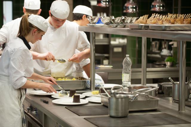 Élèves de Terminale du Baccalauréat Technologique Hôtellerie, dans la cuisine du restaurant d'application  du lycée Georges Frêche, à Montpellier.