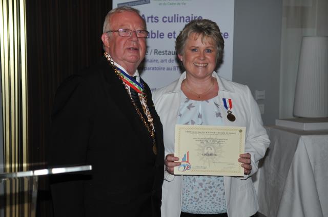 Bernadette Byrne, Responsable Marketing Viandes France, Belgique & Luxembourg pour Bord Bia Irish Food Board, s'est vu décerner l'insigne du Chevalier de l'Ordre Mondiale de l'Académie Culinaire de France par Gérard Dupont, Président de l'Académie Culinai