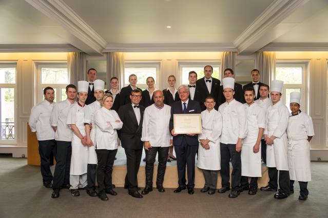 Jean-Jacques Chauveau pose avec toute son équipe de restaurant, ainsi que Frédéric Anton, Chrystelle Brua et la brigade de cuisine.