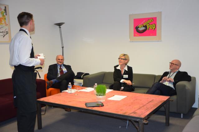 Epreuve de tirage et service pour un candidat. Le jury, de g à d : Bernard Mouftier (Heineken), Chantal Wittmann et Michael Gilmore (Frog).