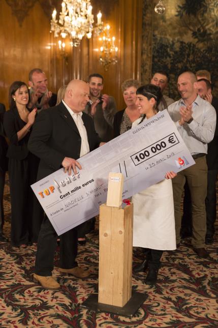 Thierry Marx remet à Naoëlle D'Hainaut le fameux chèque de 100.000 euros.