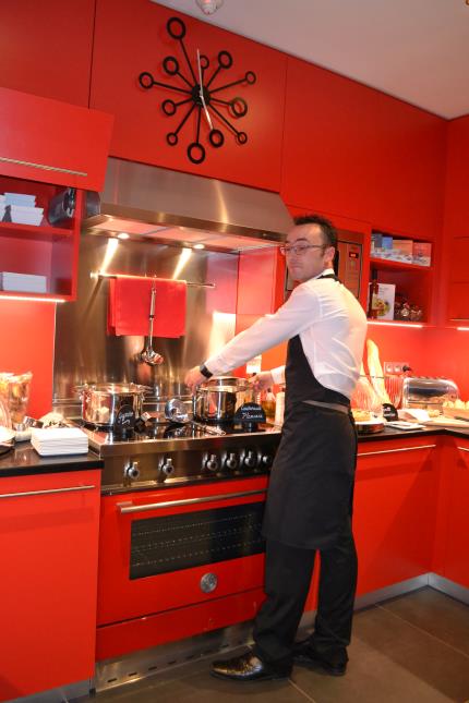 L'hôtel peut dorénavant choisir la formule du 'kitchen lounge', petite cuisine privée installée dans un coin du lobby où l'on se sert en libre-service de plats mitonnés par le chef qui chauffent sur la cuisinière.