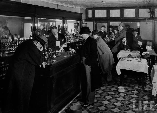 Ici un speakeasy des années 20. L'ambiance de couvre feu, rappelle que l'alcool était totalement prohibé à cette époque là.
