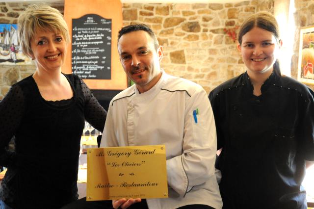 Gaëlle et Gégory Gérard et Caroline Arzur la seconde de cuisine avec la plaque de maïtre Restaurateur