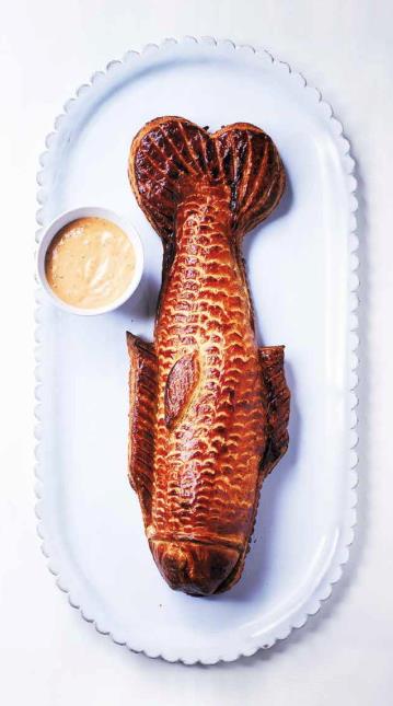 Loup en croûte feuilleté, sauce Choron.