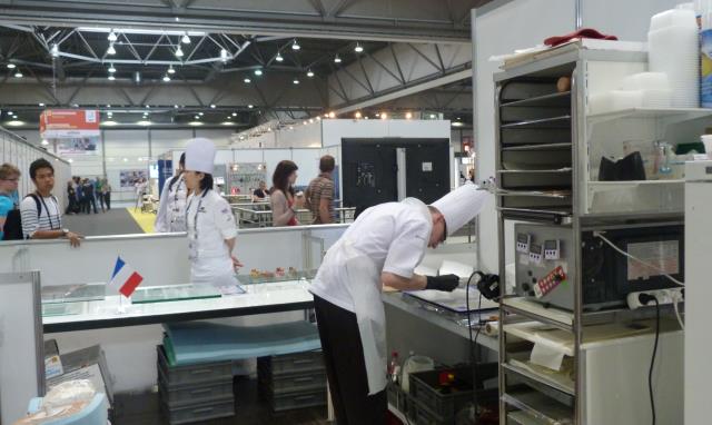 Nicolas Pierot dans son box, concentré, sous le regard de visiteurs.