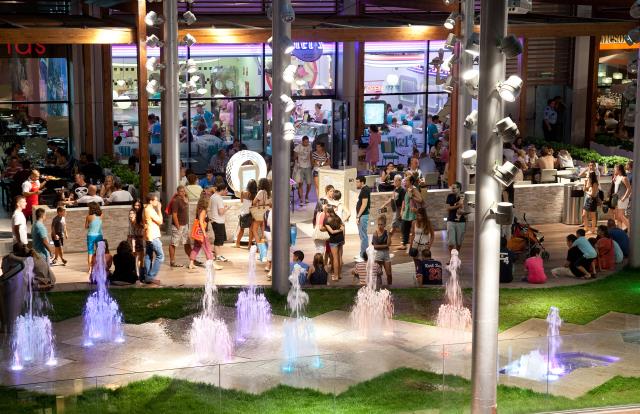 Sur cette photo, se trouve la « Dining expérience » de Barcelone : un espace de restauration au sein duquel s'articule cinq univers de restaurants permettant d'offrir un plaisir à tout moment de la journée et pour satisfaire toutes les envies des clients.