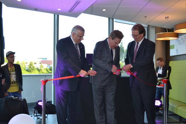 De g. à d. : Michel Stalport, vice-président de The Rezidor Hotel Group, Gérard Caudron, maire de Villenveuve-d'Ascq et Bertrand D'Herouville, Eifaltis, lors de l'inauguration du Park by Radisson de Lille.
