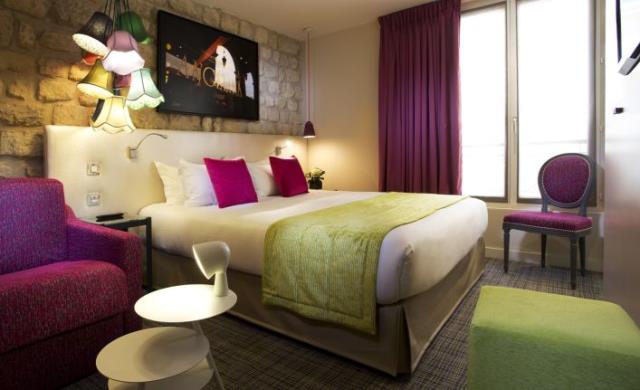Chaque chambre a sa dominante, qu'il s'agisse des couleurs, des tissus pour les rideaux et les jetés de lit.