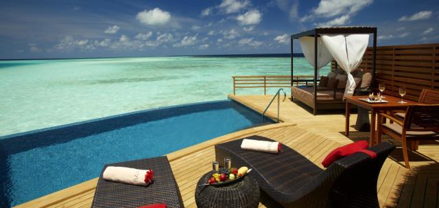 Les villas disposent d'une grande terrasse en bois incrustée et d'une piscine privée de 6,6 m² suspendue au dessus du lagon.