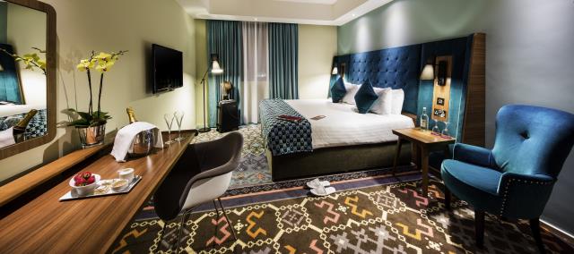 Le lobby du Mercure London Bridge se présente comme une succession de lieux différents, oscillant entre salon, salle à manger, bibliothèque, bar lounge ou kitchen lounge (nouveau concept) pour donner l'impression du 'comme à la maison'.