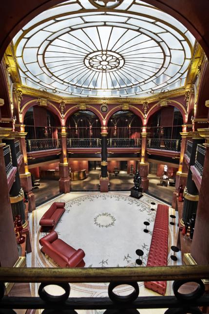 Le hall, immense et spectaculaire est coiffé d'une coupole vitrée.