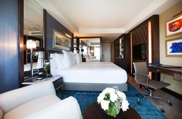 Les 130 chambres et suites, décorées dans un style bohème, disposent d'un confort moderne