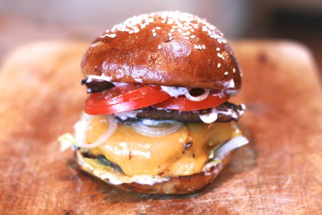 Le 33 burger composé de steak, de ventrêche, de cheddar, de mayonnaise au vin de Bordeaux, de piments d'Espelette, d'oignons crus et de pickles.