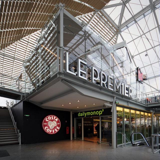 Au hall 2, voici les trois commerces de la mezzanine : restaurant LE PREM1ER, Costa Coffee et dailymonop'.