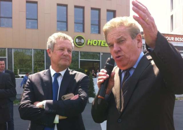 Georges Sampeur, président du directoire de B&B Hôtels, et Gérard Caudron, maire de Villeneuve d'Ascq
