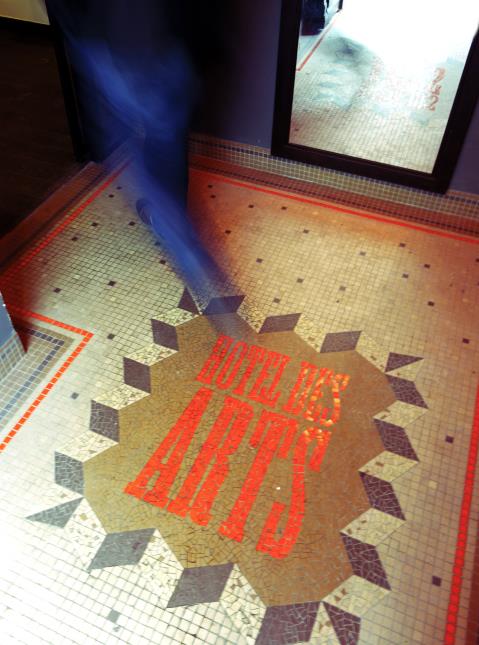 Une mosaïque, oeuvre de l'artiste Catherine Poulain, à l'entrée de l'hôtel.