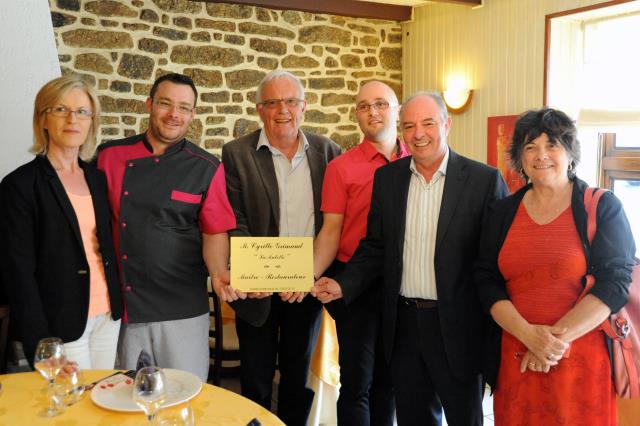 de gauche à droite: Christine Durand  tourisme CCI, Gwenael Liechty, M. Bizien maire, M. Hellio UMIH 22, Mme Breard VP. conseil général.