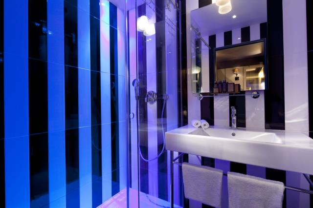Une salle de bains avec chromothérapie par LED.