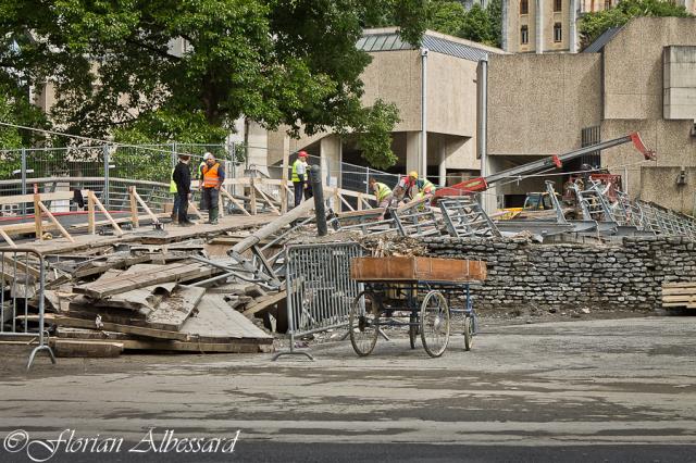 Le Gave de Pau qui a débordé la semaine dernière a tout dévasté sur son passage. Les ponts jumeaux qui relient la Grotte à l'église Sainte-Bernadette sont à reconstruire. Malgré cela, une semaine après le début des inondations, tous les sanctuaires ont pu