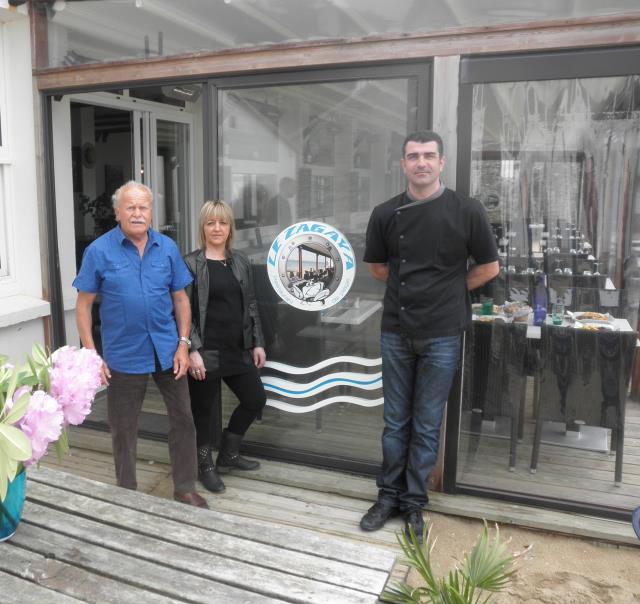 Pour François Effling (à gauche) veut alerter sur les difficultés de recrutement dont souffrent les saisonniers comme Zita et Hervé Audureau, restaurateurs à Pornic et membres du bureau de la CPIH 44-85