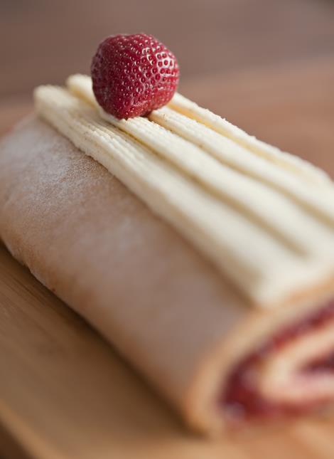Gâteau roulé à la confiture de fraises.