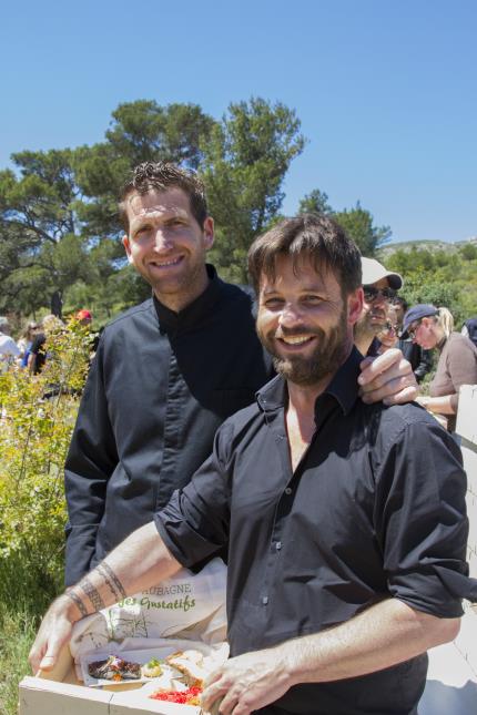 Alexandre Mazzia et Laurent Favre-Mot sur le lieu du pique-nique.