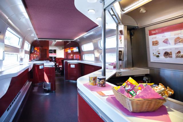 Thalys a modernisé l'ensemble de ses voitures-bar pour plus de confort aux voyageurs de seconde classe (toujours avec wifi intégrée à bord).