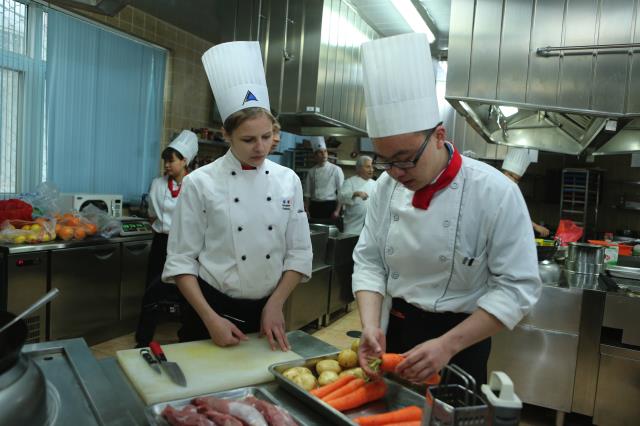 on parle la même langue: la cuisine/ Les lycéens du Lycée Auffray de Clichy lors des rencontres sino françaises de Pékin.