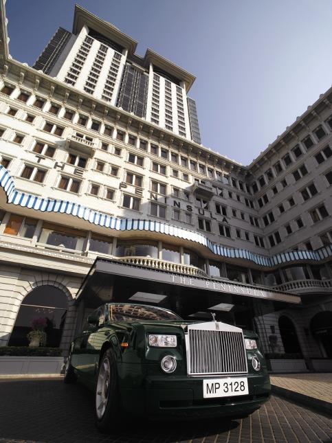 Une Rolls-Royce Phantom dans l'avant-cour du Peninsula de Hong Kong.