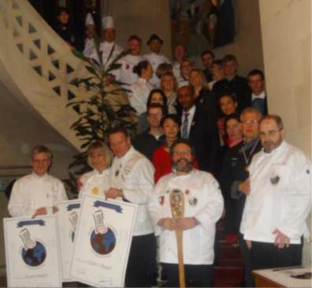 Les membres de l'OCI réunis autour de Philippe Gardette, président-fondateur de l'association.