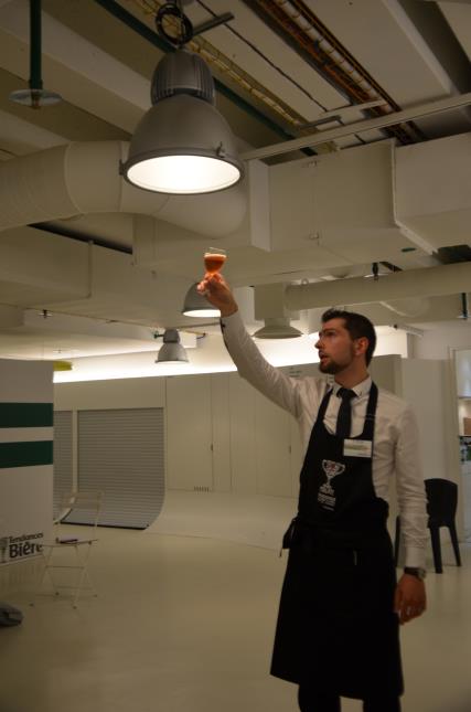 Antoine Vidal n'a pas hésité à utiliser tout l'espace de la salle lors de la dégustation à l'aveugle.