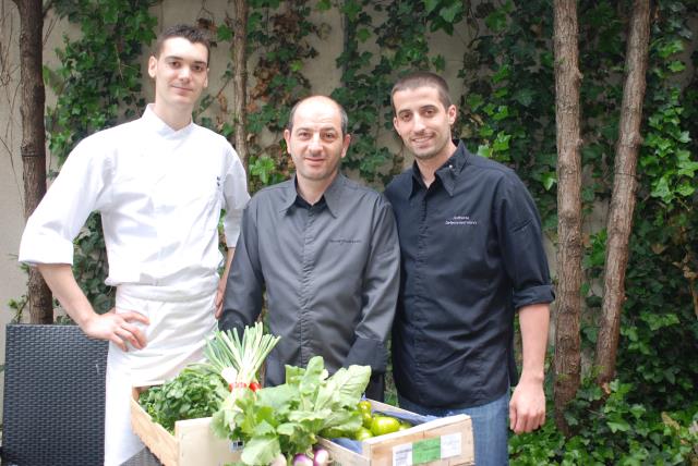 Unie et créative, l'équipe de MaSa est composée du Chef Hervé Rodriguez (au centre), du commis Félix Clerc (à gauche) et d'Anthony Detemermman (à droite)