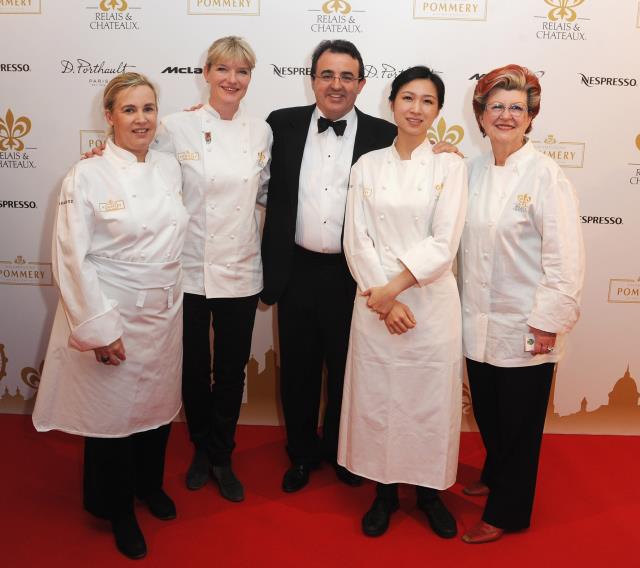De gauche à droite : Hélène Darroze, Margot Janse du Quartier Français en Afrique du Sud, Jaume Tapiès, Lanshu Chen du Moût à Taiwan et Annie Féolde de l'Enoteca Pinchiori à Florence.