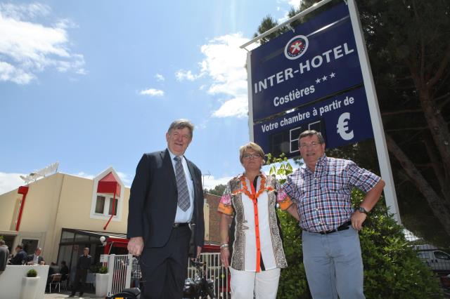 Jean Lavergne, Christine et Jean-Michel Grégoire ont inauguré la nouvelle enseigne de l'hôtel nîmois.