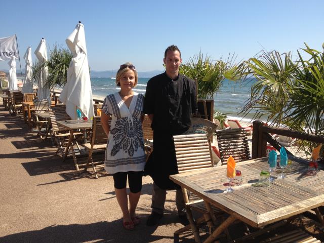Céline Scamps, serveuse, et Ludovic Vautrin, chef de cuisine au restaurant Les pieds dans l'eau à Hyères, sont chargés d'assurer des prestations de qualité