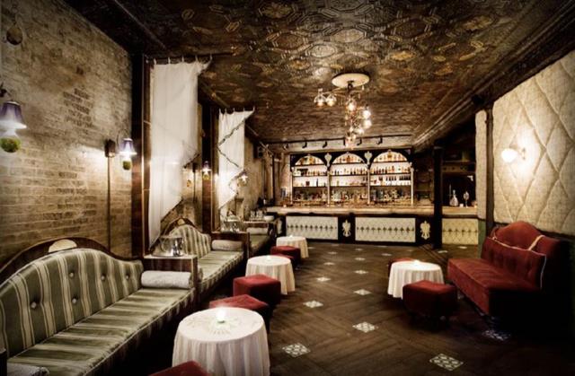 Le speakeasy Apotheke de New-York, où les clients sont directement installés sur les canapés.