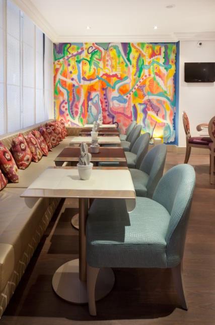 Les fresques murales sont l'oeuvre d'André et John One au rez-de-chaussée de l'hôtel.