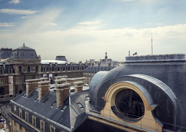 Vue des toits de Paris depuis une suite.