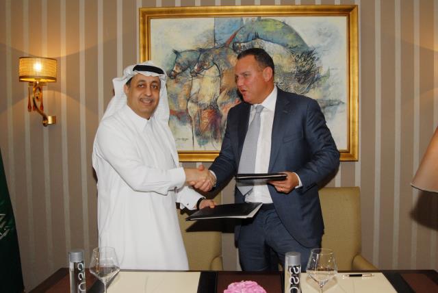 Son Altesse le prince Bandar bin Saud bin Khalid, président de Al Khozama Management Company et Alan Leibman,président de Kerzner International lors de la signature du projet.