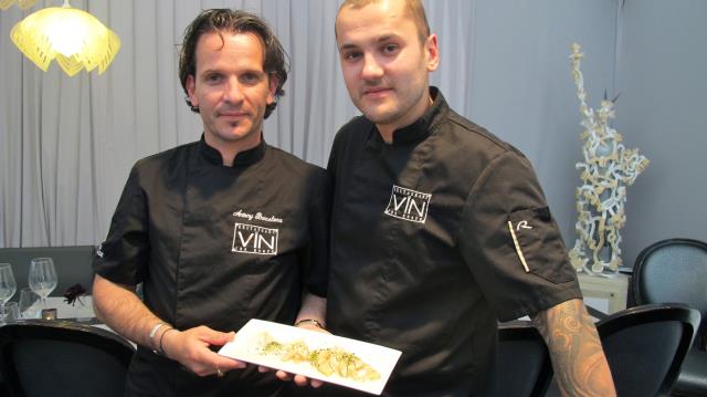 Autour du plat signature du restaurant le Vin, « ravioles de langoustines » le Chef Djordje Ercevic (à droite) et son patron apprenti Antony Barcelona