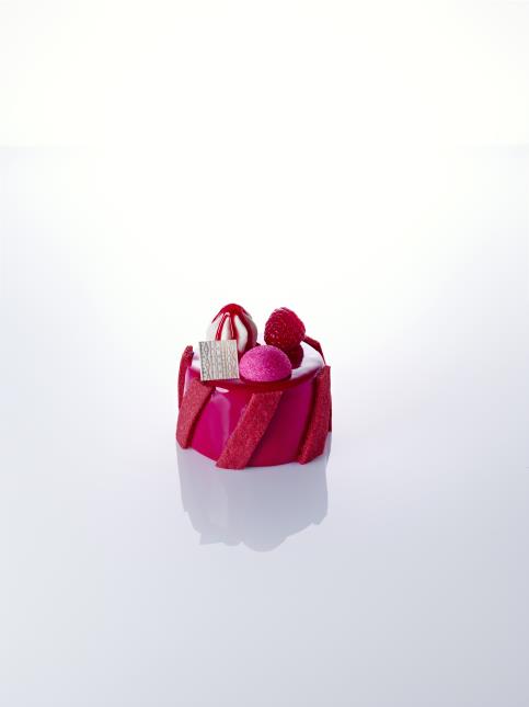 Charlotte tourbillon et son bonbon guimauve.