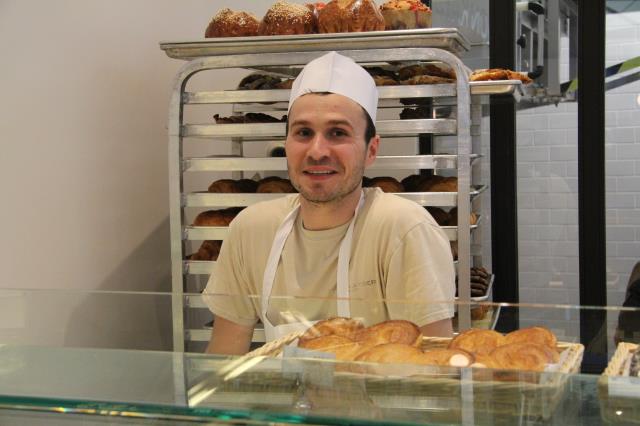 Yann Ledoux toujours aussi souriant opère dans les deux points de vente, surveillant les fabrications de différents produits.