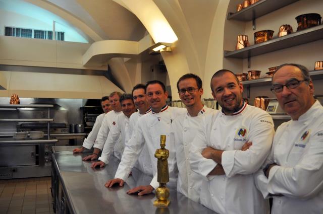 autour de Thibaut Ruggeri, grand vainqueur du Bocuse d'Or 2013 : François Adamski, Président de la Team France ; Fabrice Prochasson, coach ; Michel Roth, vice-Président de la Team France, Bernard Leprince, Fabrice Desvignes, Bernard Vaussion et Guillaume 