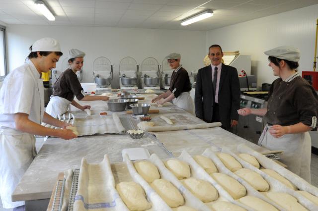 Cyrille Fradin avec les élèves dans la nouvelle boulangerie
