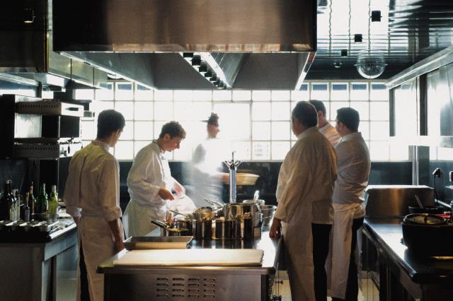 Le Centre de formation d'Alain Ducasse, à Argenteuil (95), accueille 1 500 stagiaires chaque année. Il s'agit de professionnels de la cuisine qui souhaitent se perfectionner, mais aussi d'adultes en reconversion.