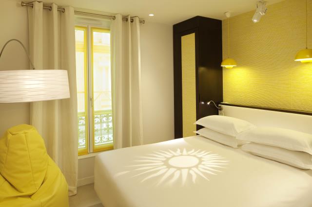 Une autre ambiance avec un soleil projeté sur le lit ou les couleurs jaune et beige dominent.
