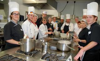 Travaux pratiques pour les 12 participants encadrés par le chef Christophe Bergeon (au fond)...