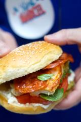 Burger Marcel Pagnol : poulet, chèvre frais, pistou Gênois, tomate fraîche, chorizo et basilic.