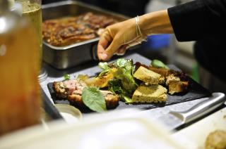 Dans le premier restaurant au monde à servir uniquement des plats suivant les consignes du régime...